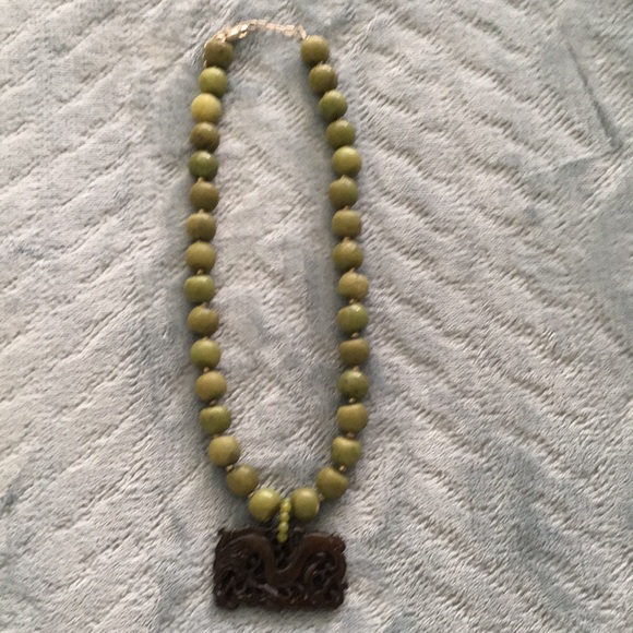 Jade with carved dragon - Picture 1 of 4